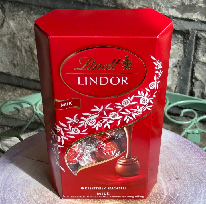 Lindt Milk Chocolates Large