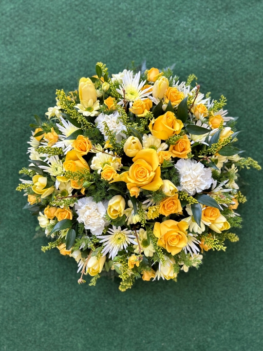 Posy seasonal Yellow and White