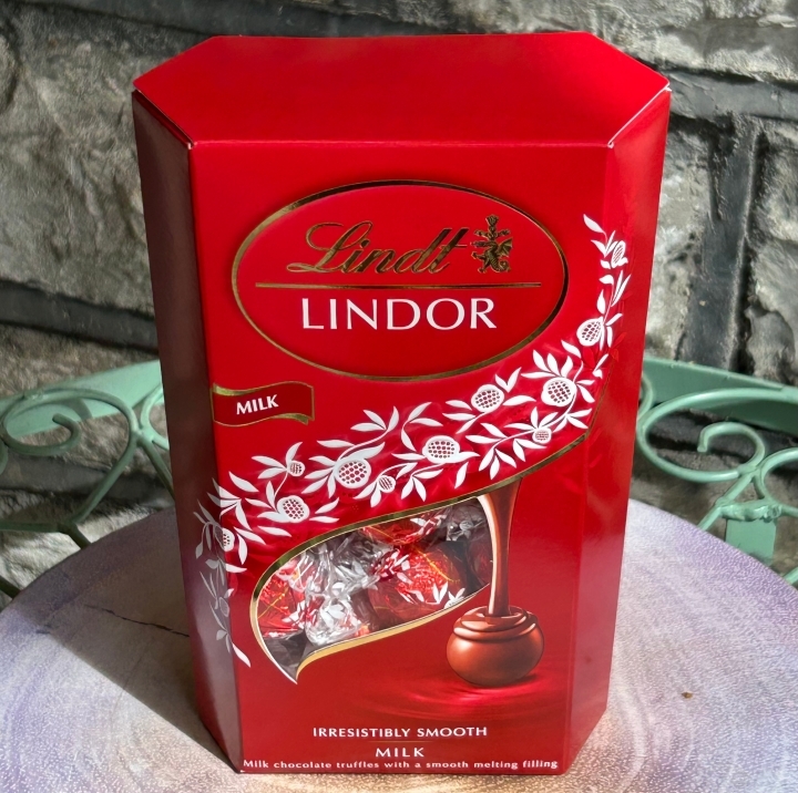 Lindt Milk Chocolates Large